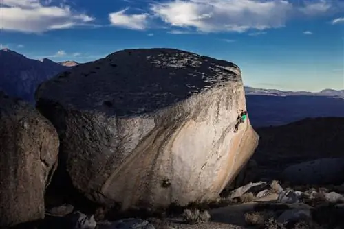 Лонни Каук наслаждается вечерним кругом в Баттермилкс, Калифорния. Место мирового класса с его красивыми гранитными валунами, Баттермилкс привлекает альпинистов и фотографов со всего мира, чтобы насладиться его потрясающей красотой.