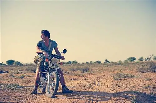 Я выгляжу чертовски дерзко на мотоцикле недалеко от Пушкара, Индия, 2011 г.
