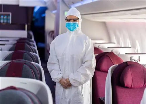 Стюардессы Qatar Airways будут носить полный комплект средств индивидуальной защиты