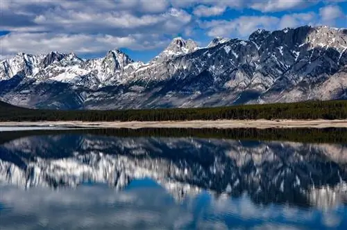 Лето в канадских Скалистых горах: лучшие места для приключений