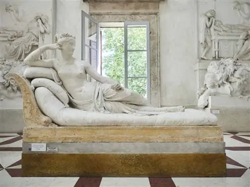 Турист сломал пальцы ног итальянской скульптуре, позируя для фото