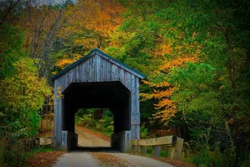 Мост Киддер-Хилл, пересекающий реку Сакстон, является одним из лучших крытых мостов Новой Англии, которые стоит посетить в автомобильной поездке.