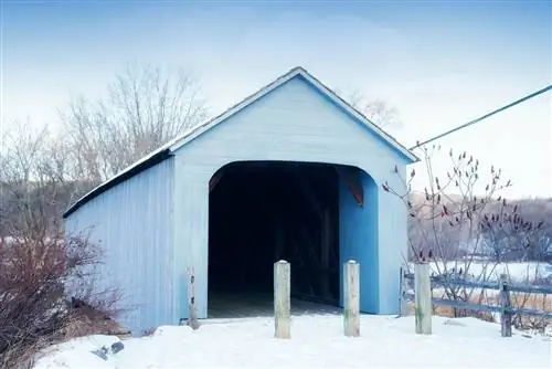 Белый крытый мост в Верхнем Шеффилде в Массачусетсе предназначен только для пешеходов.