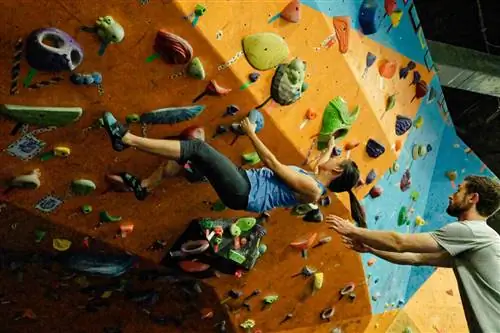 Боулдеринг в тренажерном зале Cave Bouldering.