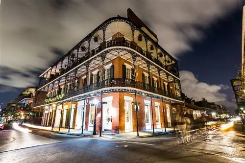 Французский квартал ночью во Французском квартале Тур с привидениями в Новом Орлеане, Лос-Анджелес.