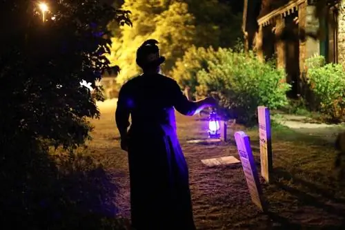 Гид Bar Harbour Ghost Tour держит синий фонарь