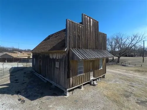Заброшенное здание во время тура Ghosts and Legends Tour в Гранбери, штат Техас.