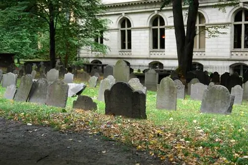 Кладбище в рамках тура Ghosts and Gravestones Tour в Бостоне, Массачусетс.