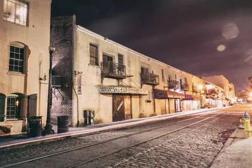 Остановка в центре Саванны во время тура Blue Orb Savannah Ghost Tour.