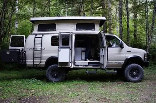 Кемпер Ford Econoline 4x4 белого цвета