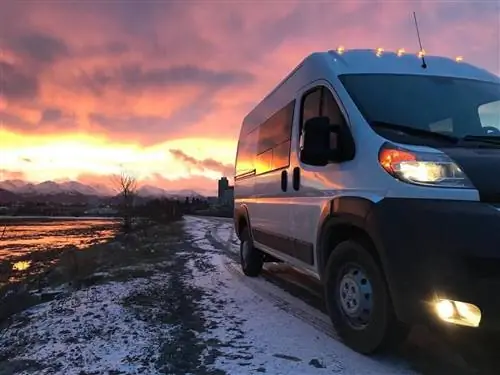 Белый кемпер Ram ProMaster 1500 с высокой крышей 4x4 на закате