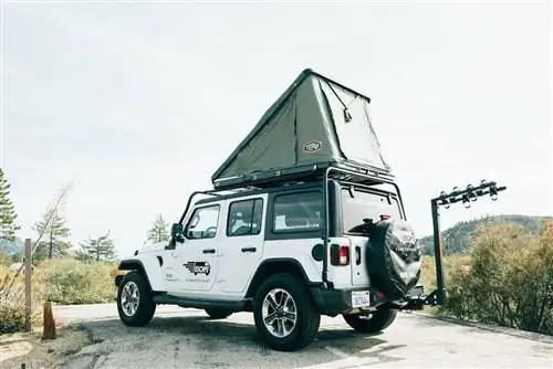 Аренда белого 4x4 Jeep Camper на крыше с улучшенным зимним постельным бельем