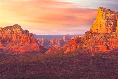 Долина национального парка Седона и горы на закате
