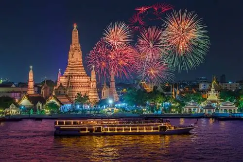 Ват арун и круизный лайнер в ночное время под празднованием Нового года, Бангкок, Таиланд