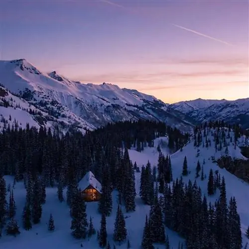 Вид с высоты птичьего полета на загородный домик Красной горы зимой