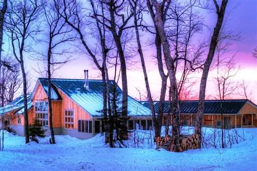 Внешний вид Stratton Brook Hut в штате Мэн на фоне восхода солнца