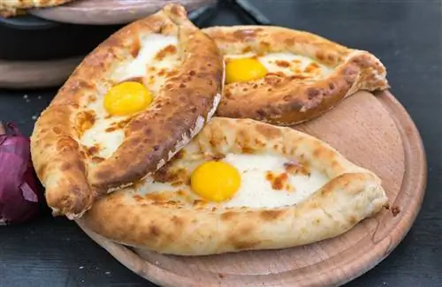 Хачапури, грузинское сырное блюдо, заправленное яйцом