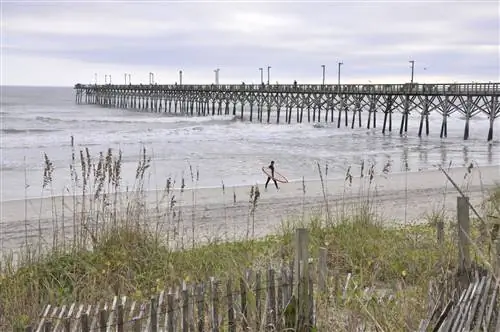 Серфер Topsail Beach в Северной Каролине