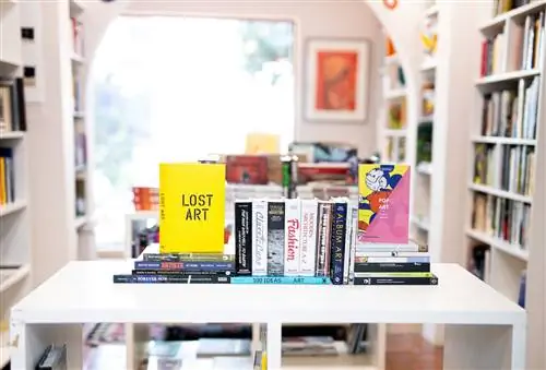 книги на полке в книжном магазине Дэвида Крута, район Мабоненг, Йоханнесбург