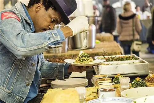 Человек, делающий тарелку на Рынке на Майне, район Мабоненг, Йоханнесбург