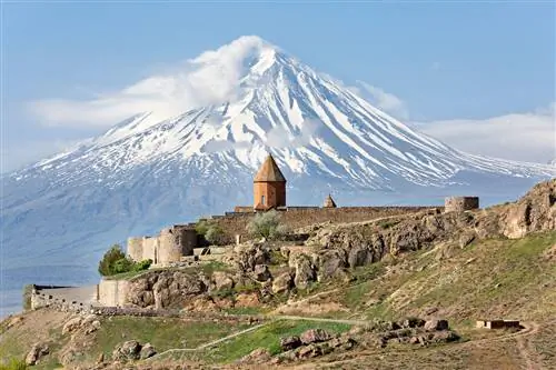 Церковь Хор Вирап на фоне горы Арарат, Армения