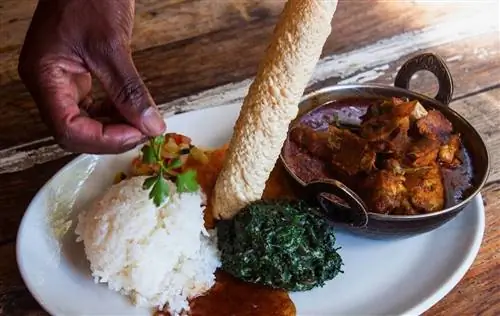 любимое местное блюдо пата пата с рисом, район Мабоненг Йоханнесбург