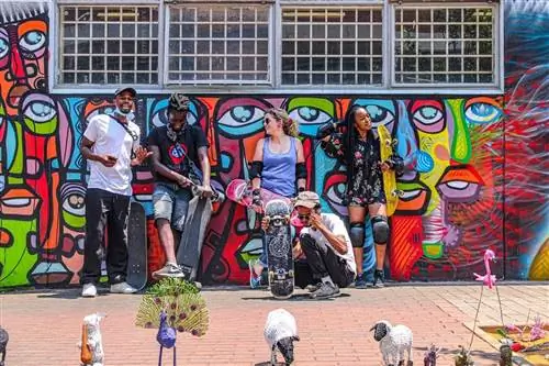 люди, совершающие скейт-тур по городу, район Мабоненг Йоханнесбург