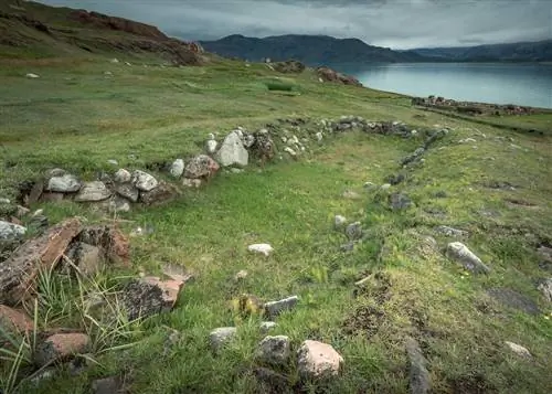 След длинного дома в Гренландии