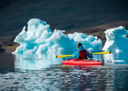 Гренландия на байдарках рядом с айсбергами