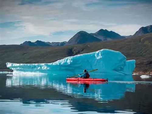 В Гренландии плыли на каяке между айсбергами, чтобы добраться до древнего грохочущего ледника