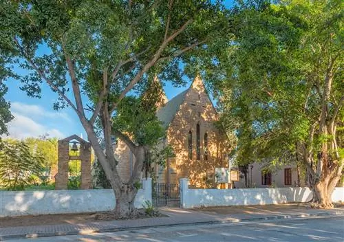 КЛАНВИЛЬЯМ, ЮЖНАЯ АФРИКА, 28 августа 2018 г.: Историческая англиканская церковь в Клэнвильяме в провинции Западный Кейп. Колокольня и колокол видны, маленькие городки в ЮАР