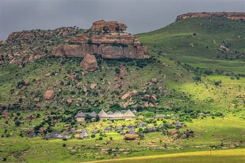 Традиционные дома в национальном парке Golden Gate Highlands недалеко от Кларенса, Южная Африка, небольшие городки в Южной Африке