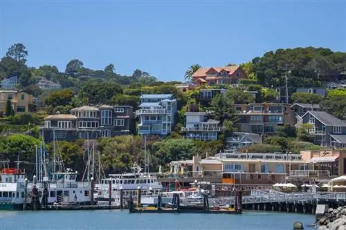 Бельведер, США: 23 июня 2018 г.: Вид на пристань перед роскошными жилыми домами, построенными на побережье и на склонах холмов в городе Бельведер, острова в заливе Сан-Франциско.