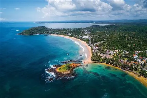 sri-lanka-beach-town-mirissa-769023574, Пляжи Шри-Ланки