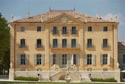 французский замок-Chateau-de-Fonscolombe, французский замок