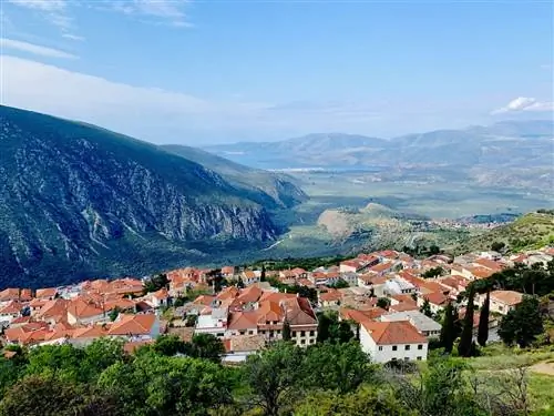 Пешие прогулки в Дельфах с видом на город Адриатическое море
