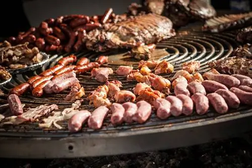 Массивное барбекю на открытом воздухе с мясом на гриле в Аргентине