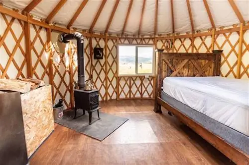 Интерьер юрты Airbnb с дровяной печью Интерьер юрты Airbnb с дровяной печью