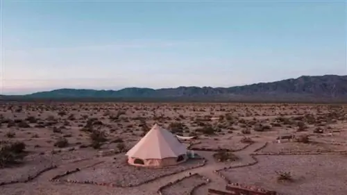 Юрта Airbnb в долине Юкка, Калифорния, на закате. Юрта Airbnb в долине Юкка, Калифорния, на закате.