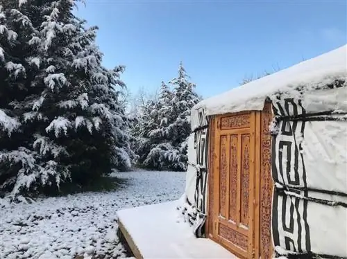 Аренда юрты в монгольском стиле в Канзасе зимой. Аренда юрты в монгольском стиле в Канзасе зимой.
