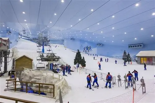 Лыжные инструкторы готовы преподавать в Ski Dubai, крытой горнолыжной зоне.