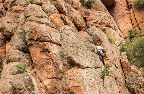 Два альпиниста взбираются на высокую стену в Национальном парке Пиннаклс, Пакинес, Калифорния, США - 11 октября 2018 г.: Скалолазание в Национальном парке Пиннаклс, Калифорния