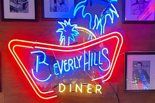 Вывеска закусочной Беверли-Хиллз в американском тематическом ресторане в Москве, Россия