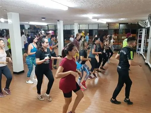 Люди на уроке сальсы в Кали