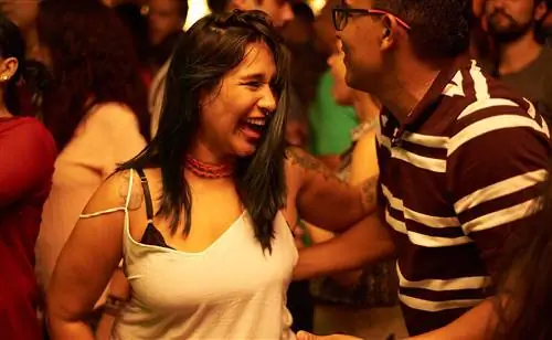 пара танцует сальсу в сальса-клубе MalaMana в Кали, Колумбия