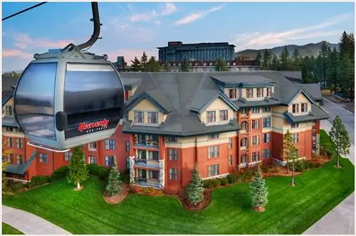 Вид с воздуха на массивный отель Marriott's Timber Lodge на озере Тахо.