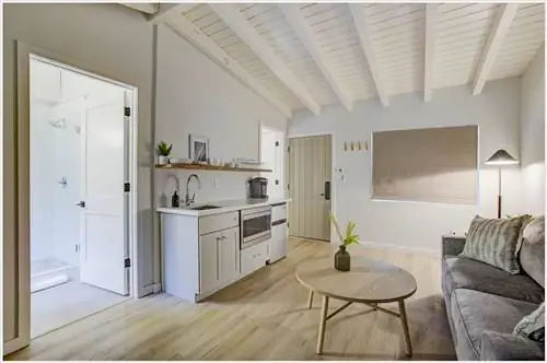 Белый современный люкс с небольшой кухней в South Lake Chalets, популярном отеле на озере Тахо.