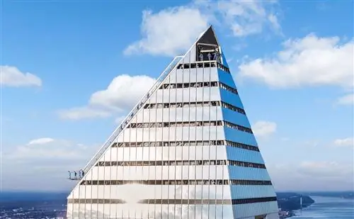 Вид на людей, поднимающихся на City Climb издалека