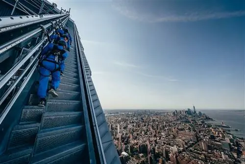 Люди поднимаются по ступеням на открытом воздухе в City Climb
