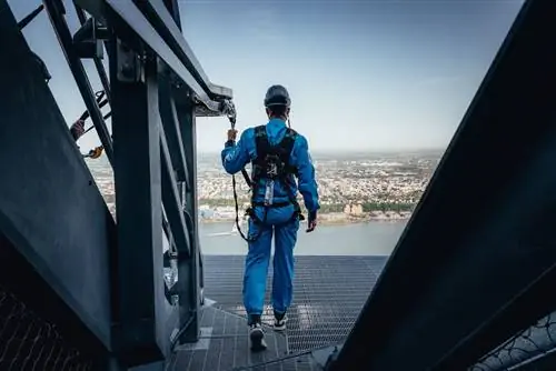 Человек на платформе The Cliff в City Climb
